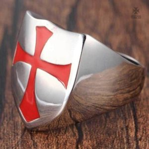 Chevalière argent avec symbole templier, élégance et histoire