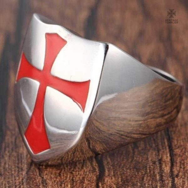 Chevalière argent avec symbole templier, élégance et histoire