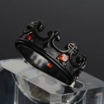 Bague noire inspirée des Templiers pour un look audacieux