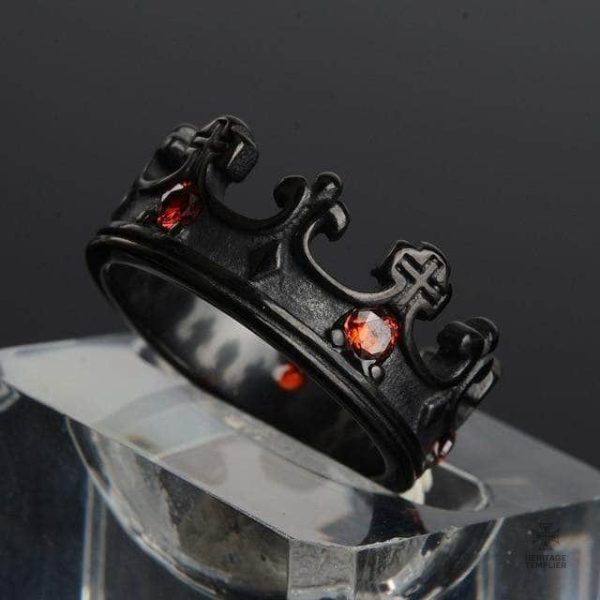 Bague noire inspirée des Templiers pour un look audacieux