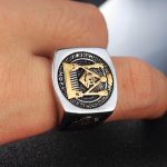 Bague argentée avec symbole franc-maçon, élégante et significative
