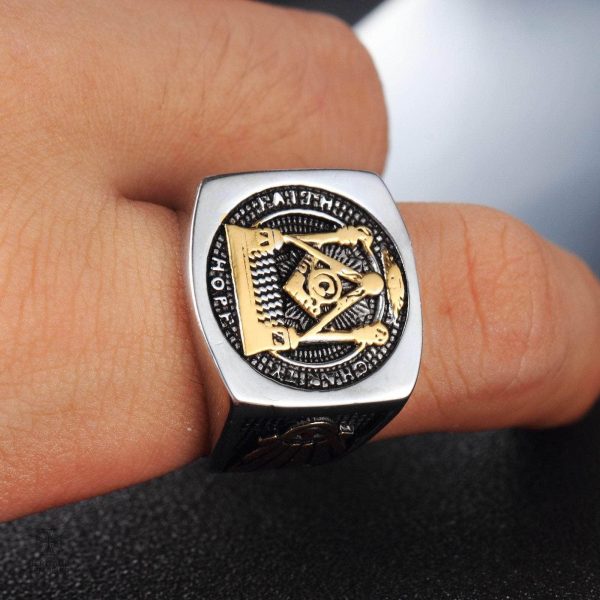 Bague argentée avec symbole franc-maçon, élégante et significative