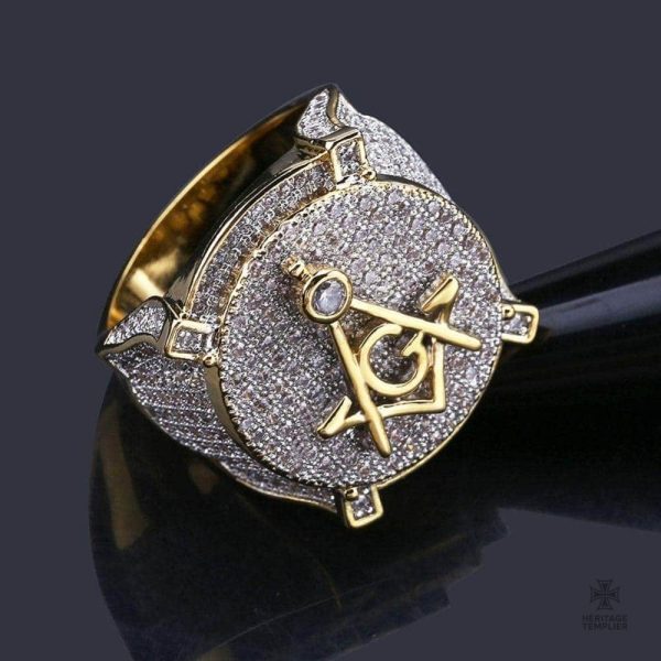 Accessoire maçonnique, bague décorative avec zircons brillants