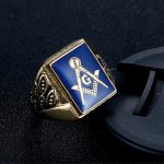 Bague maçonnique ornée de symboles traditionnels