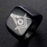 Bague noire initiée, accessoire maçonnique distinctif