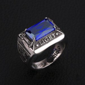 Bague maçonnique avec lumière bleue, design unique et distinctif