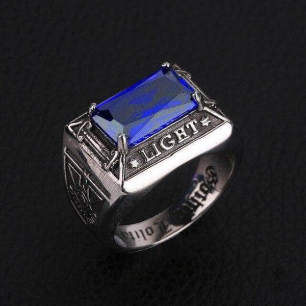 Bague maçonnique avec lumière bleue, design unique et distinctif