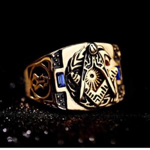 Bague maçonnique avec design raffiné et symboles occultes