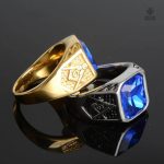 Bague maçonnique en argent ornée d'une pierre bleue
