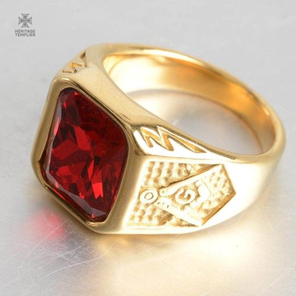 Bague en or avec symbole franc-maçon et pierre rouge