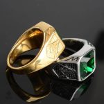 Bague en argent ornée d'une pierre verte, style franc-maçon