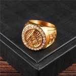 Bague maçonnique ornée de strass scintillants