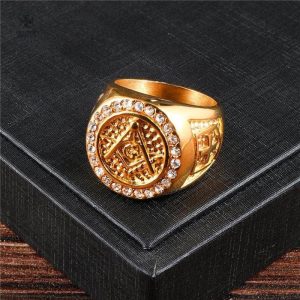Bague maçonnique ornée de strass scintillants