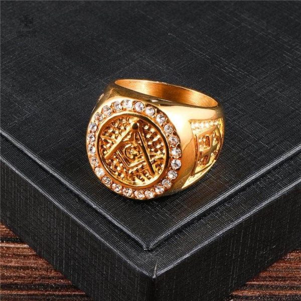 Bague maçonnique ornée de strass scintillants