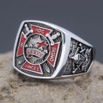 Bague ornée de motifs templiers