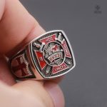 Bague à thème chevaleresque et spirituel
