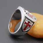 Bague élégante pour les amateurs d'histoire templière