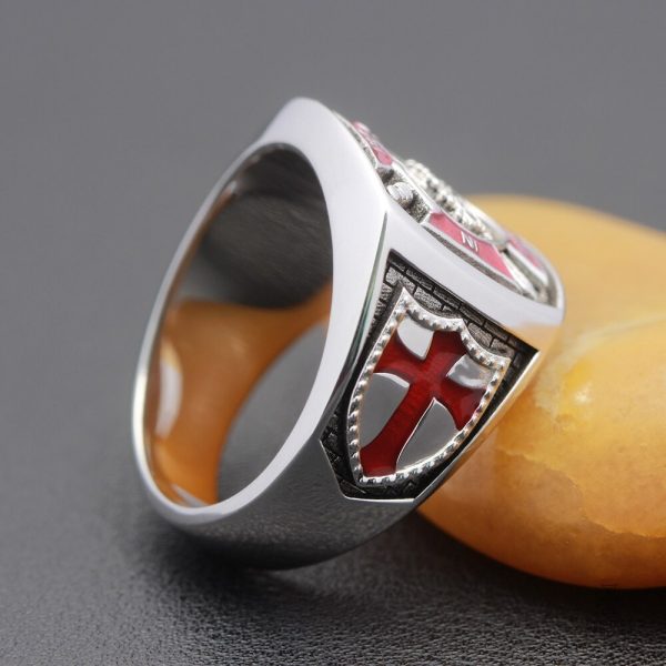 Bague élégante pour les amateurs d'histoire templière
