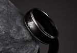 Bague en métal subtil, parfaite pour une affirmation discrète de l'appartenance