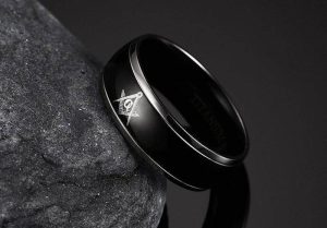 Bague en métal subtil, parfaite pour une affirmation discrète de l'appartenance