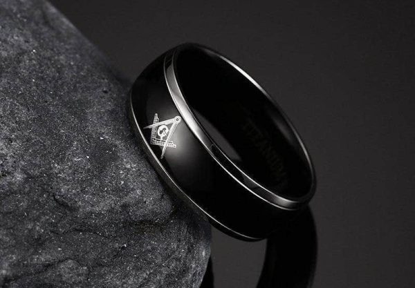 Bague en métal subtil, parfaite pour une affirmation discrète de l'appartenance