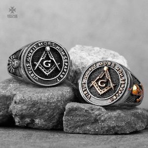 Bague en argent avec symbole maçonnique, élégance discrète