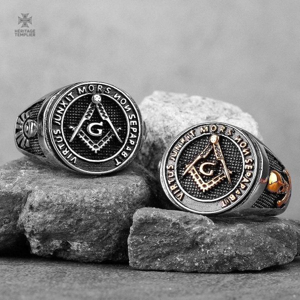 Bague en argent avec symbole maçonnique, élégance discrète