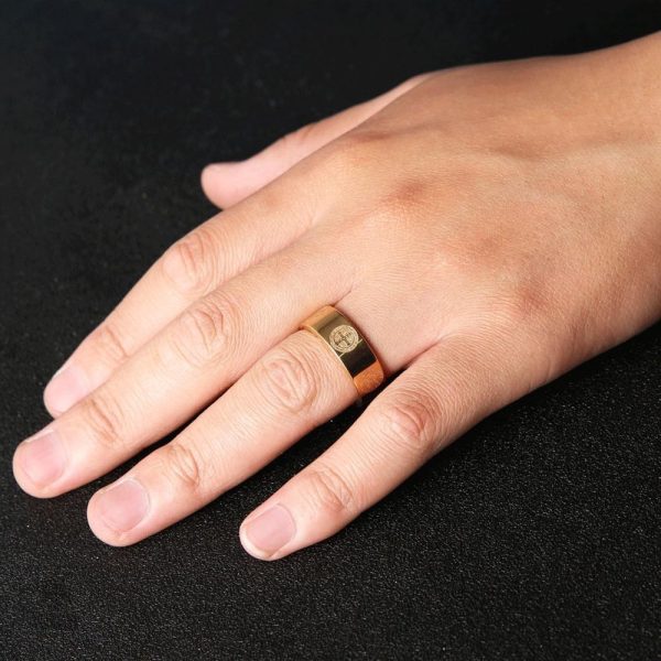 Bague avec médaille bénédictine, style templier élégant