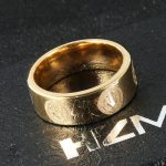 Médaille de Saint-Benoît sur une bague templière distinctive