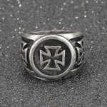 Bague antique Templier en métal élégant et design historique