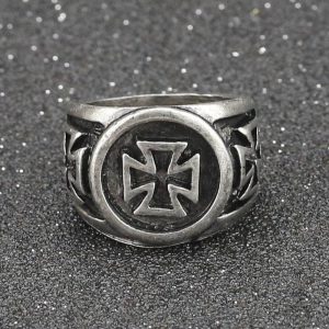 Bague antique Templier en métal élégant et design historique