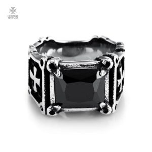 Bague templière avec croix noire pour un style distinctif