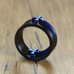 Bague Templier ornée d'une croix distinctive et colorée