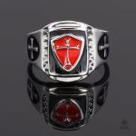 Chevalière argentée au symbole templier emblématique