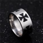 Bague Templière avec croix sombre, style médiéval unique