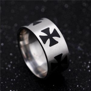 Bague Templière avec croix sombre, style médiéval unique