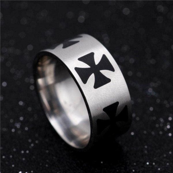Bague Templière avec croix sombre, style médiéval unique