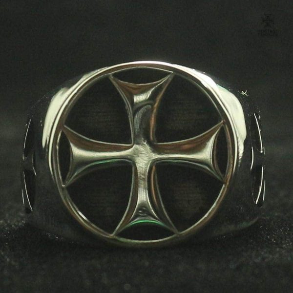 Bague de style templier avec croix grise distincte