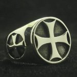 Bijou Templier moderne, croix grise élégante