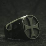 Accessoire templier, bague en métal noir