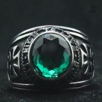 Bague Templiers en vert, élégante et distinctive pour un style unique