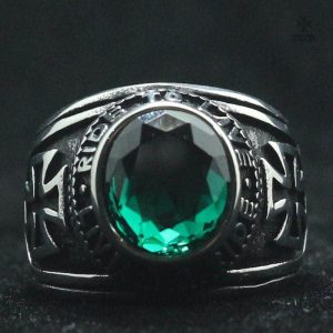 Bague Templiers en vert, élégante et distinctive pour un style unique