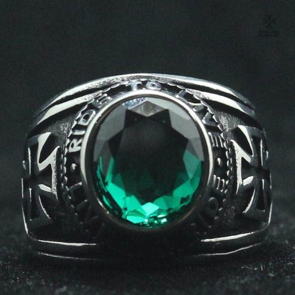 Bague Templiers en vert, élégante et distinctive pour un style unique