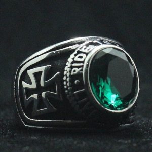 Bague Templier, accessoire tendance en coloris vert captivant