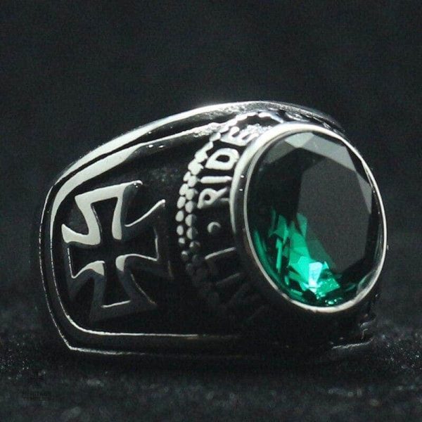 Bague Templier, accessoire tendance en coloris vert captivant