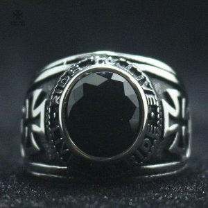 Bague Templier noire au design emblématique