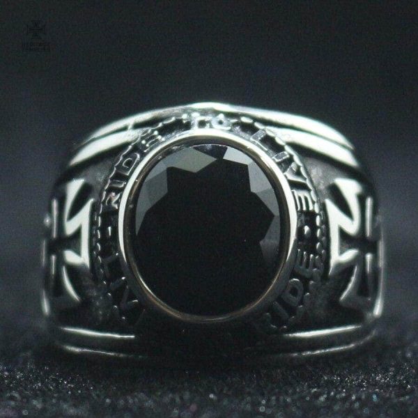 Bague Templier noire au design emblématique