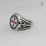 Bague militaire au design Templier distinctif