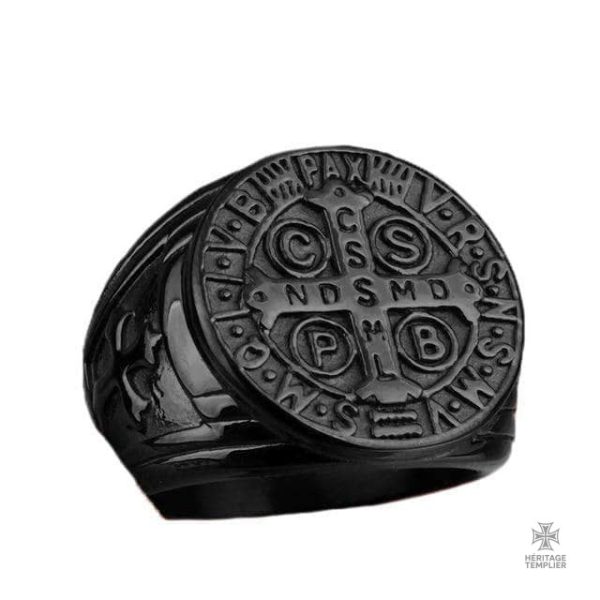 Bague Templier Saint-Benoit en noir, design élégant et symbolique