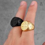 Bague Templière noire, motif Saint-Benoit, style unique et raffiné